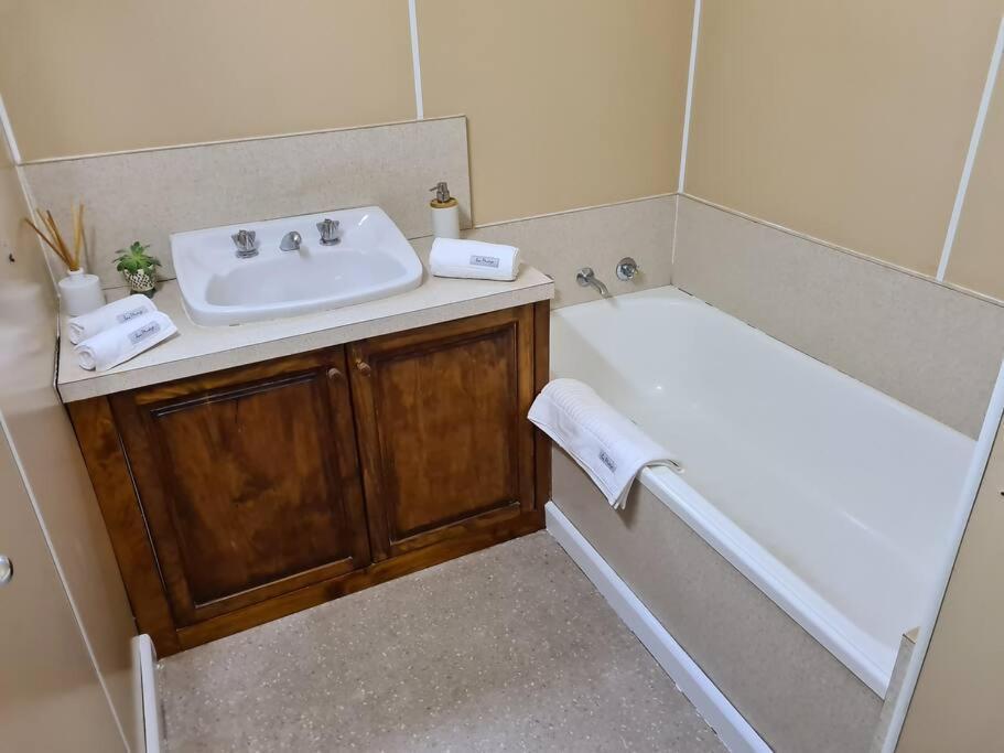 Вилла Holiday House On Sale Tullah Экстерьер фото